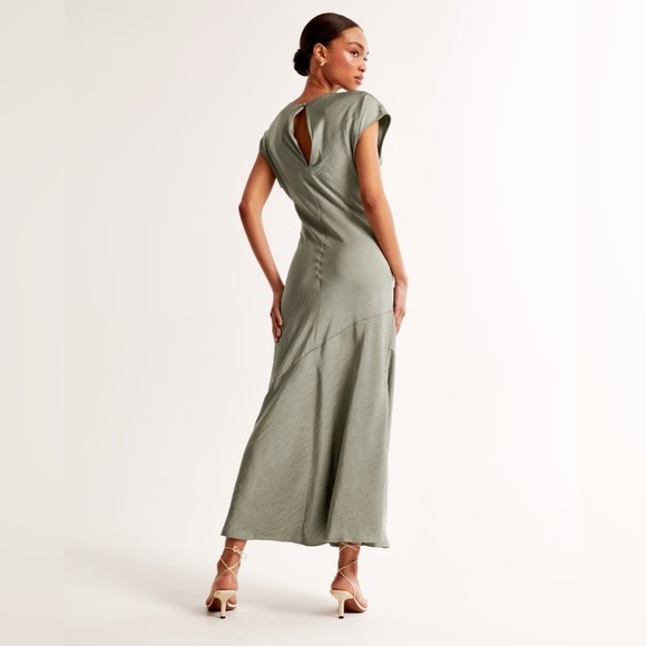 Abercrombie & Fitch Short-Sleeve Crinkle Satin Maxi Dress in Frosty Olive, NWT - Picture 4 of 9